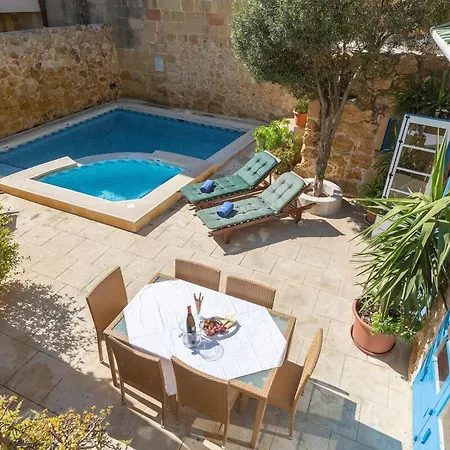 Traditional And Charming 3 Bedroom With Pool