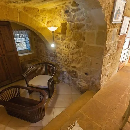 Traditional And Charming 3 Bedroom With Pool *