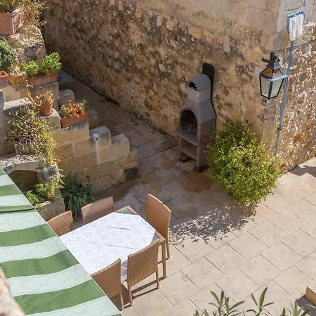בית נופש Traditional And Charming 3 Bedroom With Pool *