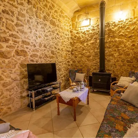 Traditional And Charming 3 Bedroom With Pool בית נופש *
