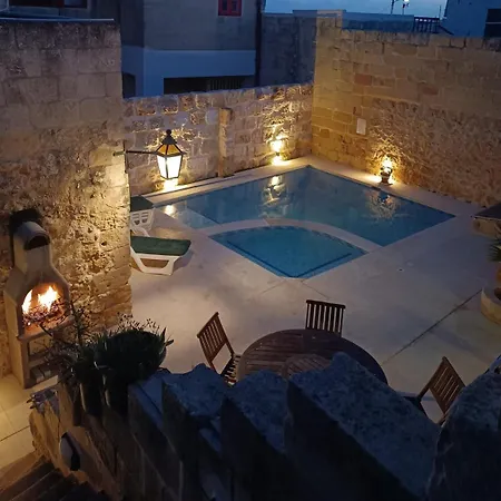 בית נופש Traditional And Charming 3 Bedroom With Pool *