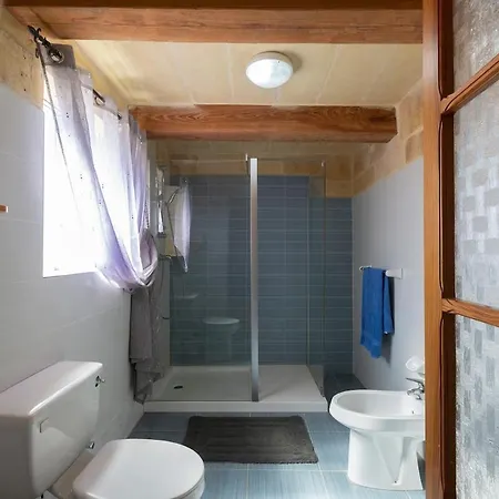 Vakantiehuis Traditional And Charming 3 Bedroom With Pool