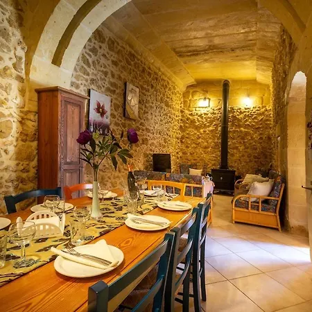 Traditional And Charming 3 Bedroom With Pool *