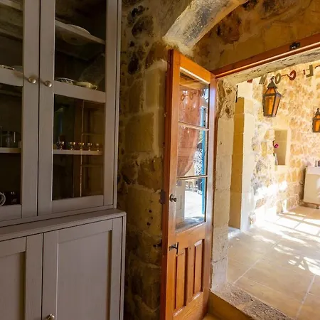 Traditional And Charming 3 Bedroom With Pool Vakantiehuis