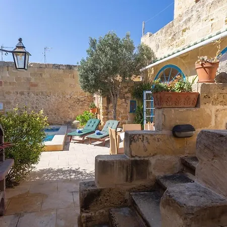 Vakantiehuis Traditional And Charming 3 Bedroom With Pool *