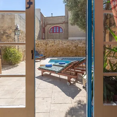Vakantiehuis Traditional And Charming 3 Bedroom With Pool