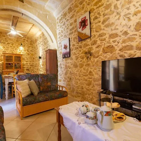 Traditional And Charming 3 Bedroom With Pool Vakantiehuis Ta' Abram