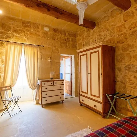 Vakantiehuis Traditional And Charming 3 Bedroom With Pool Ta' Abram