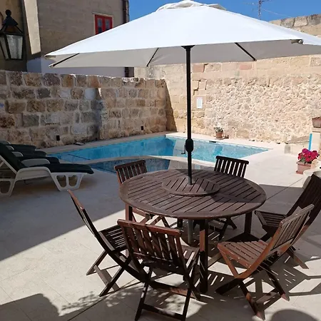 Traditional And Charming 3 Bedroom With Pool