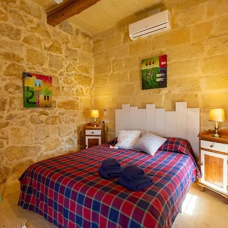 Vakantiehuis Traditional And Charming 3 Bedroom With Pool