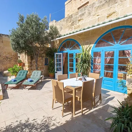 Vakantiehuis Traditional And Charming 3 Bedroom With Pool