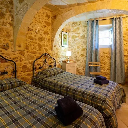 Vakantiehuis Traditional And Charming 3 Bedroom With Pool