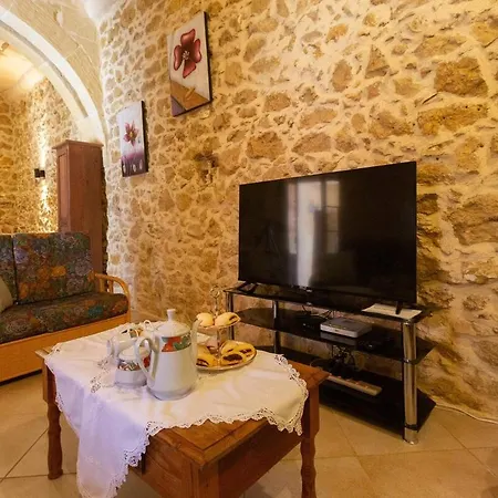 Vakantiehuis Traditional And Charming 3 Bedroom With Pool *