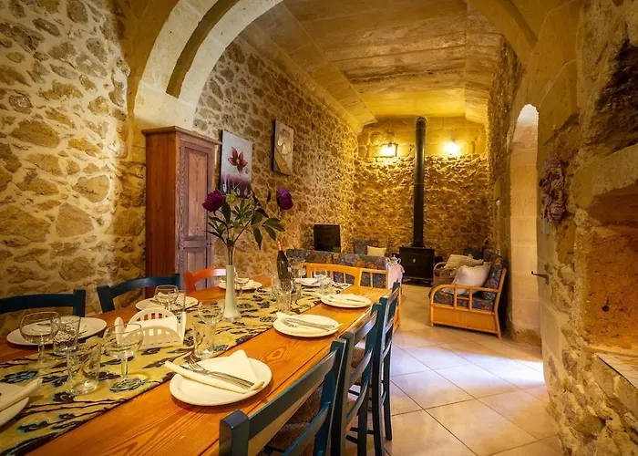 Traditional And Charming 3 Bedroom With Pool *