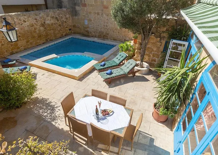 Traditional And Charming 3 Bedroom With Pool