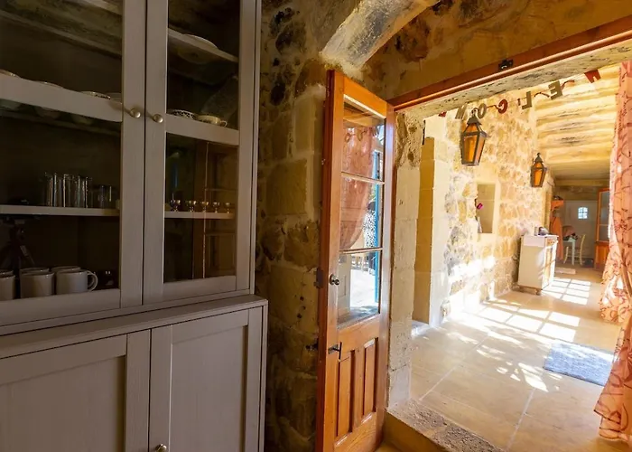 Traditional And Charming 3 Bedroom With Pool Case de vacanță