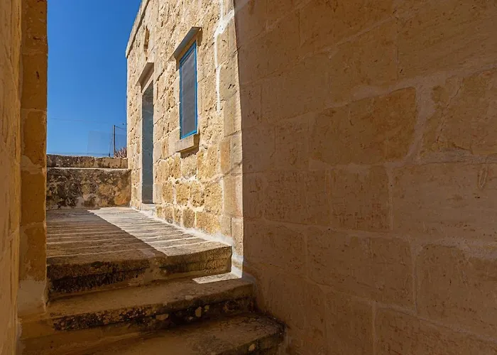 Traditional And Charming 3 Bedroom With Pool Case de vacanță *