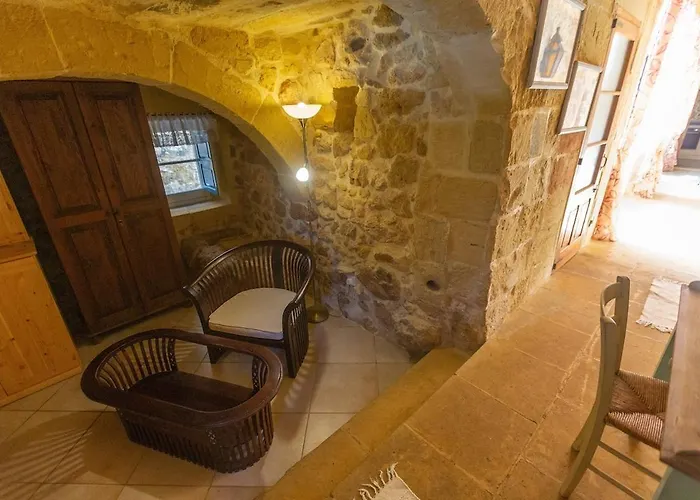 Traditional And Charming 3 Bedroom With Pool *