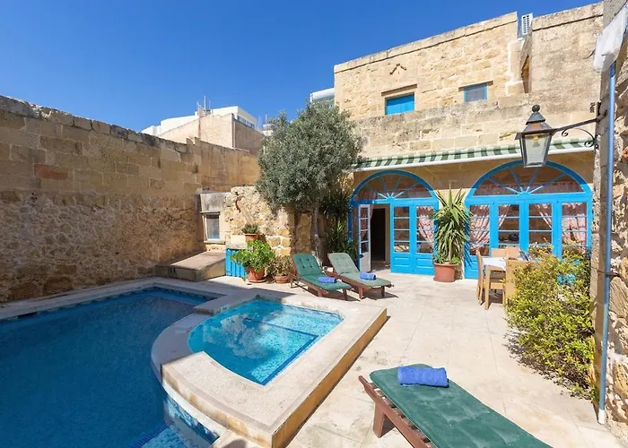 Traditional And Charming 3 Bedroom With Pool Case de vacanță *