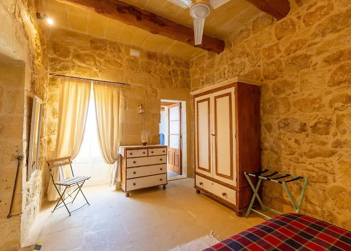 Case de vacanță Traditional And Charming 3 Bedroom With Pool Ta' Abram