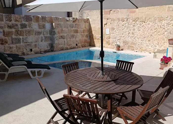 Traditional And Charming 3 Bedroom With Pool