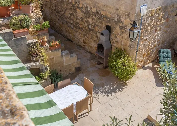 Case de vacanță Traditional And Charming 3 Bedroom With Pool *