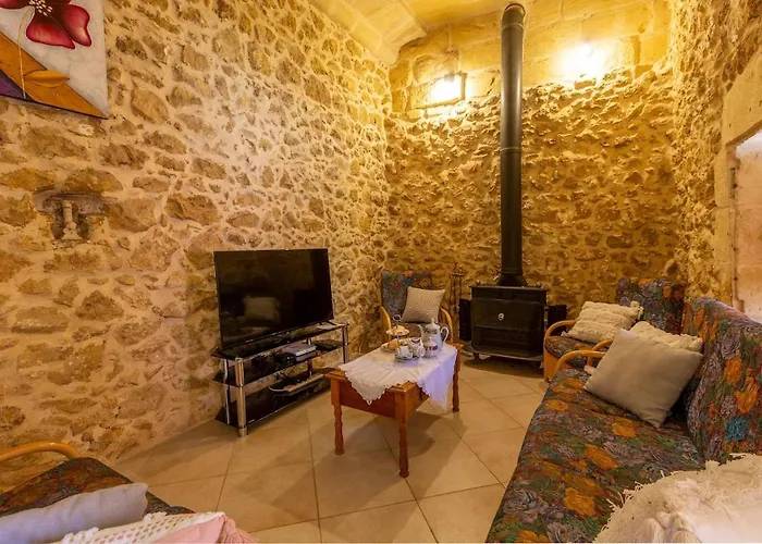 Traditional And Charming 3 Bedroom With Pool Case de vacanță *