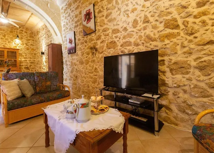 Case de vacanță Traditional And Charming 3 Bedroom With Pool *