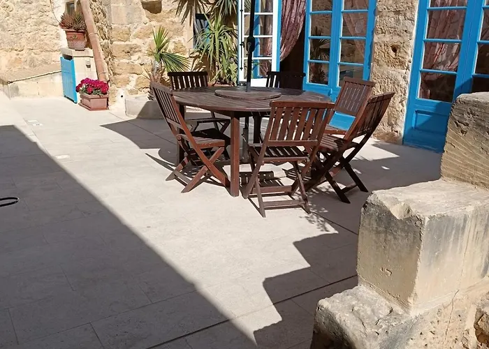 Traditional And Charming 3 Bedroom With Pool Case de vacanță *