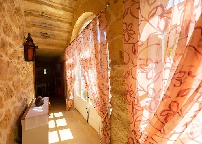 Case de vacanță Traditional And Charming 3 Bedroom With Pool